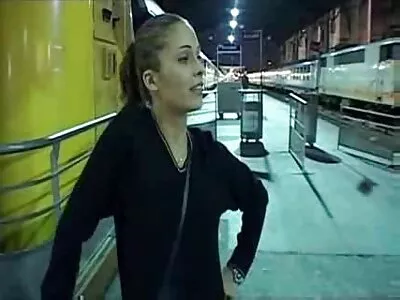 با نگاه فیلم سوپرسکسی حیوانات کردن به تام ، خواهر ناتنی کوچکش لعنتی می شود