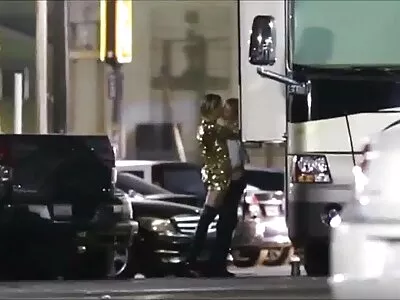 دختر نوجوان از او می خواهد گربه برنزه فيلم ضربدري خود را رنگ کند